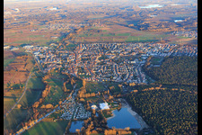 Vue aérienne de Vue de la ville en hiver depuis l'ouest à Rülzheim dans le département Rhénanie-Palatinat, Allemagne