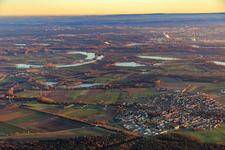 Vue aérienne de Vue d'ensemble de la ville en hiver depuis le nord-ouest à Rheinzabern dans le département Rhénanie-Palatinat, Allemagne