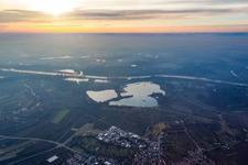 Vue aérienne de Lacs de carrière sur le Rhin à le quartier Liedolsheim in Dettenheim dans le département Bade-Wurtemberg, Allemagne