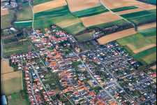 Vue aérienne de Vue du village en hiver depuis l'est à Freckenfeld dans le département Rhénanie-Palatinat, Allemagne