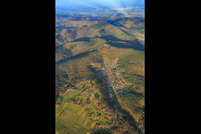 Vue d'ensemble du village dans la forêt du Palatinat en hiver depuis l'est à Dörrenbach dans le département Rhénanie-Palatinat, Allemagne vue d'en haut