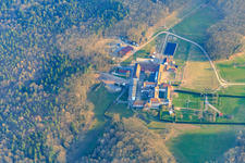 Vue aérienne de Pension pour chevaux au monastère de Liebfrauenberg à Bad Bergzabern dans le département Rhénanie-Palatinat, Allemagne