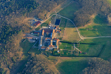 Vue aérienne de Pension pour chevaux au monastère de Liebfrauenberg à Bad Bergzabern dans le département Rhénanie-Palatinat, Allemagne