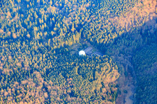 Vue aérienne de Dôme rond blanc dans la forêt de l'installation radar de la Bundeswehr à Pleisweiler-Oberhofen dans le département Rhénanie-Palatinat, Allemagne
