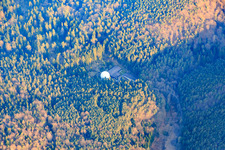 Vue aérienne de Dôme rond blanc dans la forêt de l'installation radar de la Bundeswehr à Pleisweiler-Oberhofen dans le département Rhénanie-Palatinat, Allemagne