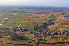 Vue aérienne de Vue d'ensemble du village en hiver depuis le nord à Hergersweiler dans le département Rhénanie-Palatinat, Allemagne