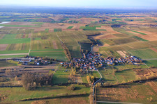Vue d'ensemble du village en hiver depuis le nord à Hergersweiler dans le département Rhénanie-Palatinat, Allemagne d'en haut