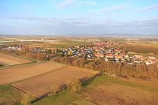 Le long de la voie ferrée en hiver à Winden dans le département Rhénanie-Palatinat, Allemagne d'en haut