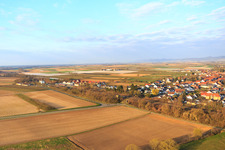 Le long de la voie ferrée en hiver à Winden dans le département Rhénanie-Palatinat, Allemagne hors des airs