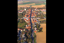 Vue oblique de Rue principale vue de l'est à Minfeld dans le département Rhénanie-Palatinat, Allemagne