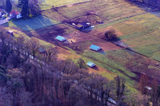 Vue aérienne de Otterbachtal, ferme de poulets bio au Hahnmühle à Kandel dans le département Rhénanie-Palatinat, Allemagne