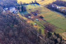 Photographie aérienne de Otterbachtal, ferme de poulets bio au Hahnmühle à Kandel dans le département Rhénanie-Palatinat, Allemagne
