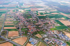 Vue aérienne de Vue des rues et des maisons des quartiers résidentiels à Schwegenheim dans le département Rhénanie-Palatinat, Allemagne