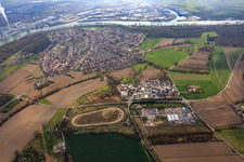 Vue aérienne de Vue d'ensemble de la ville avec la zone commerciale de In d. Kehl et Im Ried sur le circuit de course sur sable du Motorsport Club Altrip eV à Altrip dans le département Rhénanie-Palatinat, Allemagne