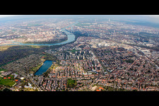 Vue aérienne de Vue de la ville sur les rives du Rhin entre Ludwigshafen et à le quartier Lindenhof in Mannheim dans le département Bade-Wurtemberg, Allemagne