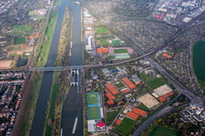 Vue aérienne de Construction d'un pont ferroviaire pour le tracé des voies ferrées sur le Neckar et l'île du Neckar au centre d'entraînement olympique d'athlétisme dans le district de Wohlgelegen à le quartier Neckarstadt-Ost in Mannheim dans le département Bade-Wurtemberg, Allemagne