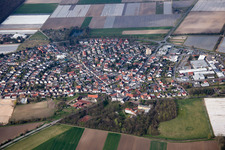 Photographie aérienne de Vue sur les rues en forme de fer à cheval et les maisons des quartiers résidentiels à le quartier Hüttenfeld in Lampertheim dans le département Hesse, Allemagne