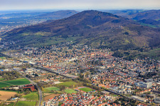 Vue aérienne de Vue d'ensemble de la ville au pied du Melibokus depuis le sud à le quartier Auerbach in Bensheim dans le département Hesse, Allemagne