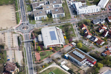 Vue aérienne de Zone commerciale et implantation d'entreprises Track&Trace Academy et Europa Hotel dans le quartier d'Auerbach à Bensheim dans le département Hesse, Allemagne