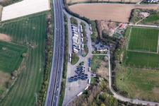 Vue aérienne de Aire d'autoroute de la Bergstrasse le long de l'itinéraire de circulation et des directions du BAB A5 dans le quartier d'Auerbach à Bensheim dans le département Hesse, Allemagne