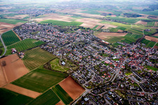 Vue aérienne de Vue des rues et des maisons des quartiers résidentiels à le quartier Georgenhausen in Reinheim dans le département Hesse, Allemagne