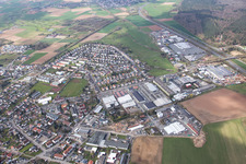 Vue aérienne de Vue des rues et des maisons des quartiers résidentiels à Groß-Zimmern dans le département Hesse, Allemagne