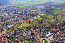 Vue aérienne de Place du jardin du château et terrains de sport du club sportif Blau-Gelb eV et salle du jardin du château Dieburg à Dieburg dans le département Hesse, Allemagne