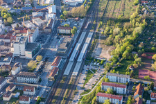 Vue aérienne de Voie et gare principale de la Deutsche Bahn à Landau in der Pfalz dans le département Rhénanie-Palatinat, Allemagne