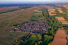 Vue aérienne de Vue d'ensemble du village de Triefenbach depuis l'ouest à Venningen dans le département Rhénanie-Palatinat, Allemagne