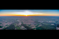 Vue aérienne de Coucher de soleil sur le paysage de la plaine du Rhin palatin à Steinweiler dans le département Rhénanie-Palatinat, Allemagne