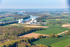 Vue aérienne de Blocs réacteurs, structures de tours de refroidissement et installations de la centrale nucléaire - centrale nucléaire - centrale nucléaire à Biblis dans le département Hesse, Allemagne