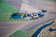 Vue aérienne de Mückenhäuser Hof à le quartier Rheindürkheim in Worms dans le département Rhénanie-Palatinat, Allemagne