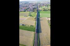 Vue aérienne de Train régional à Alsheim dans le département Rhénanie-Palatinat, Allemagne