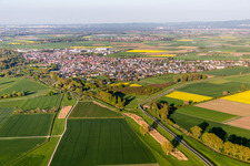 Vue aérienne de Vue des rues et des maisons des quartiers résidentiels à Stockstadt am Rhein dans le département Hesse, Allemagne