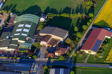 Vue aérienne de Zone commerciale d'Odenwalring avec salle de tennis SKG Stockstadt à Stockstadt am Rhein dans le département Hesse, Allemagne