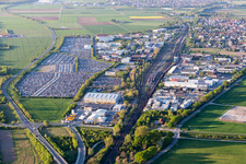 Vue aérienne de Aires de stationnement du concessionnaire spécialisé ARS Altmann AG Automobillogistik - succursale Riedstadt à Riedstadt dans le département Hesse, Allemagne