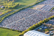 Vue aérienne de Place de parking et aire de stockage pour voitures de l'ARS Altmann AG Automobillogistik - succursale Riedstadt dans le quartier Goddelau à Riedstadt dans le département Hesse, Allemagne