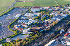 Vue aérienne de Place de parking et aire de stockage pour voitures de l'ARS Altmann AG Automobillogistik - succursale Riedstadt dans le quartier Goddelau à Riedstadt dans le département Hesse, Allemagne