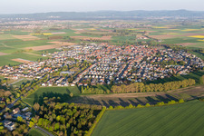 Vue aérienne de Vue des rues et des maisons des quartiers résidentiels à le quartier Crumstadt in Riedstadt dans le département Hesse, Allemagne