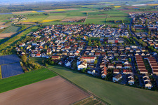Vue aérienne de Rue Frankensteiner à Gernsheim dans le département Hesse, Allemagne