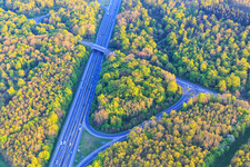 Vue aérienne de A67 avec sortie d'autoroute Gernsheim à le quartier Allmendfeld in Gernsheim dans le département Hesse, Allemagne