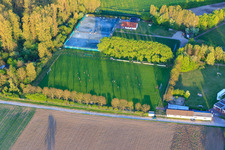 Vue aérienne de Terrains de sport de TC - 82 Hähnlein et SKV Hähnlein eV à le quartier Hähnlein in Alsbach-Hähnlein dans le département Hesse, Allemagne
