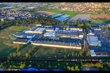 Vue aérienne de Intersnack Deutschland SE usine d'Alsbach depuis l'ouest à le quartier Sandwiese in Alsbach-Hähnlein dans le département Hesse, Allemagne
