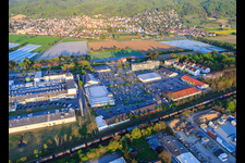 Vue aérienne de En d. Zone commerciale Pfarrtanne avec EDEKA DEICHMANN et ALDI à le quartier Sandwiese in Alsbach-Hähnlein dans le département Hesse, Allemagne