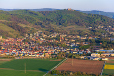 Vue aérienne de Vue de la ville en contrebas du château Alsbach à le quartier Alsbach in Alsbach-Hähnlein dans le département Hesse, Allemagne