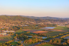 Vue aérienne de Vue de la ville en contrebas du château d'Alsbach à le quartier Auerbach in Bensheim dans le département Hesse, Allemagne