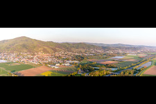 Vue aérienne de Panorama - perspective du paysage forestier et montagneux du Melimbokus au bord de l'Odenwald à Zwingenberg dans le département Hesse, Allemagne