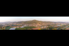 Vue aérienne de Panorama - perspective du paysage forestier et montagneux du Melimbokus au bord de l'Odenwald à Zwingenberg dans le département Hesse, Allemagne