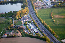 Vue aérienne de Aire d'autoroute de la Bergstrasse le long de l'itinéraire de circulation et des directions du BAB A5 dans le quartier d'Auerbach à Bensheim dans le département Hesse, Allemagne