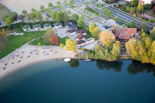 Zones riveraines sur la plage de sable de la piscine extérieure Badesee Bensheim à Bensheim dans le département Hesse, Allemagne d'en haut